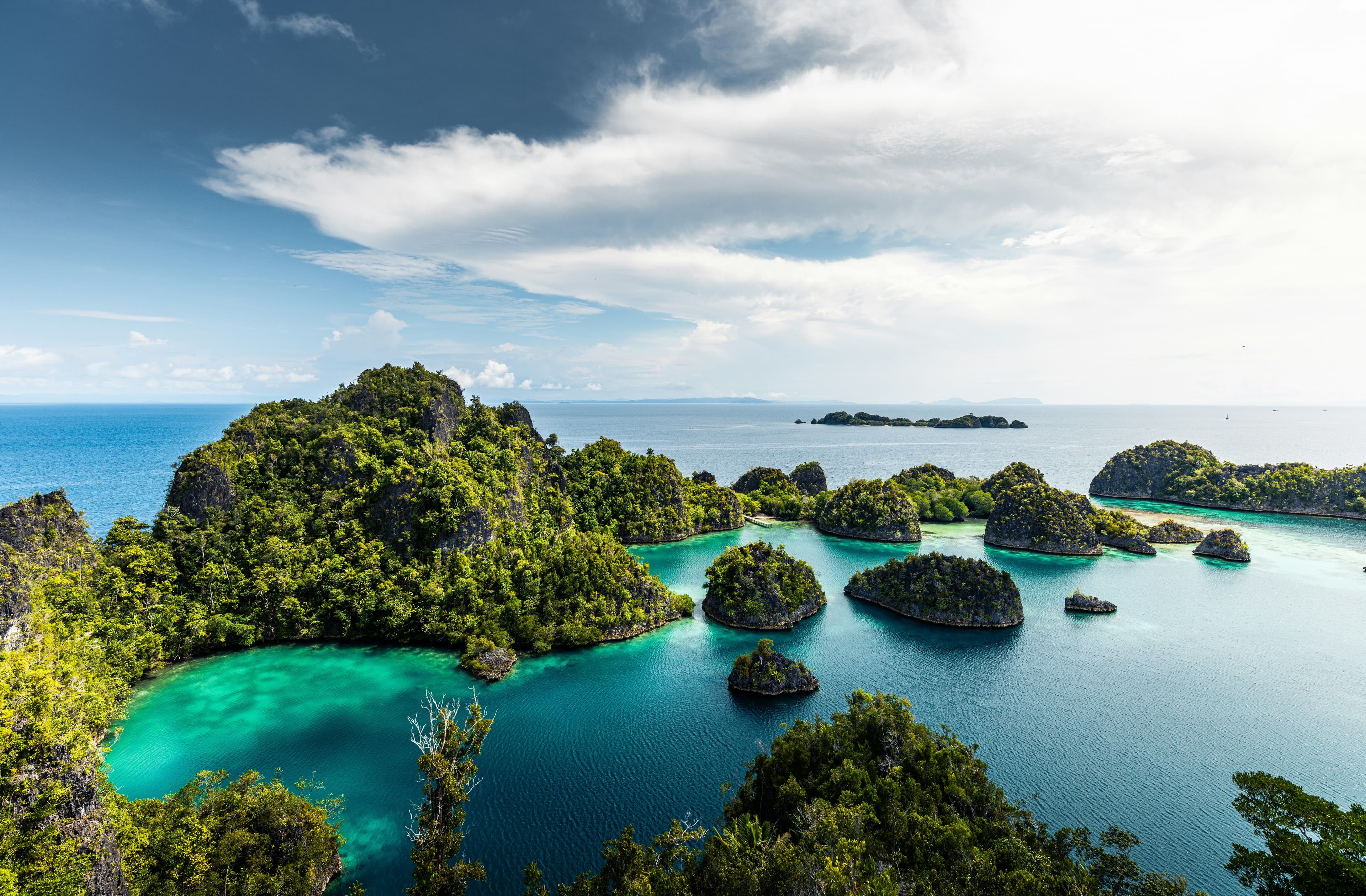 Turqoise shallow water with rocks in Raja Ampat