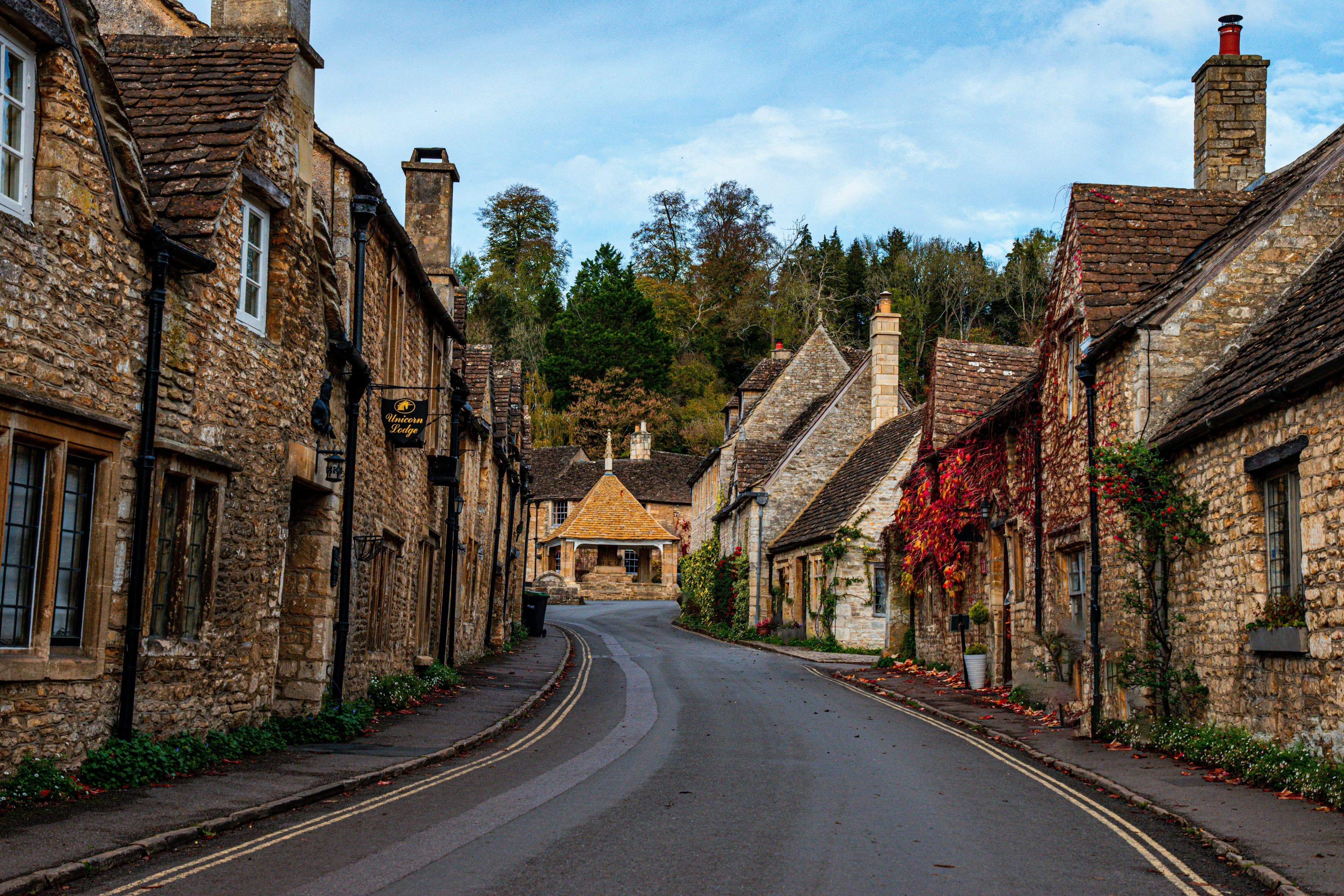 A scenic old empty road in Cotswolds with pebblestone houses and a cozy atmosphere