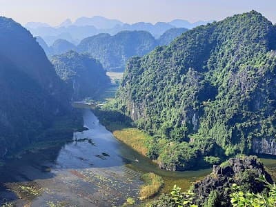Núi Ngoạ Long (Lying Dragon Mountain)
