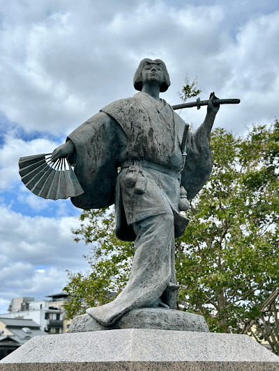 Statue of Izumo-no-Okuni